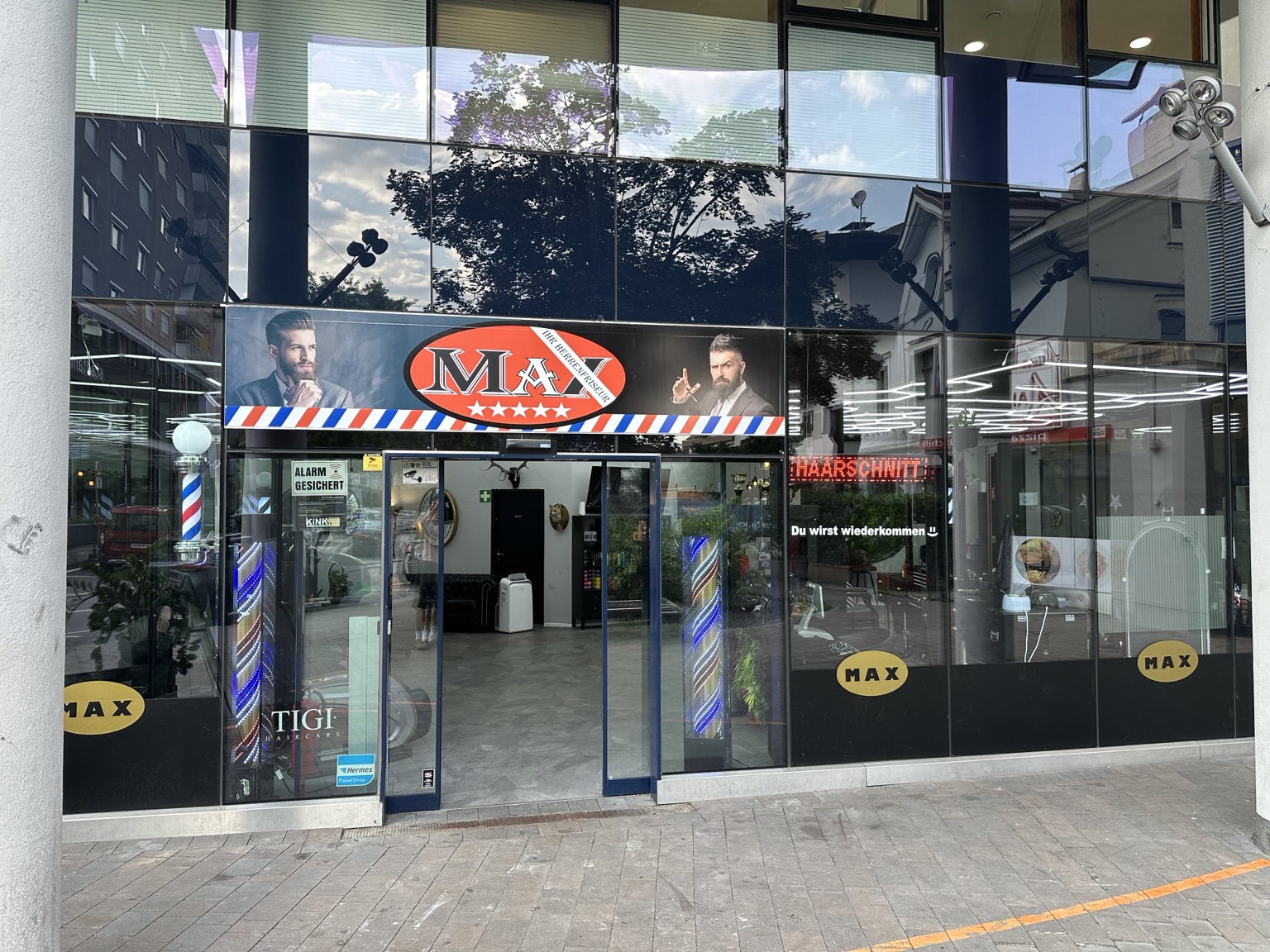 Außenansicht des Geschäfts MAX Herrenfriseur in der Bahnhofstraße 8 in Wörgl
